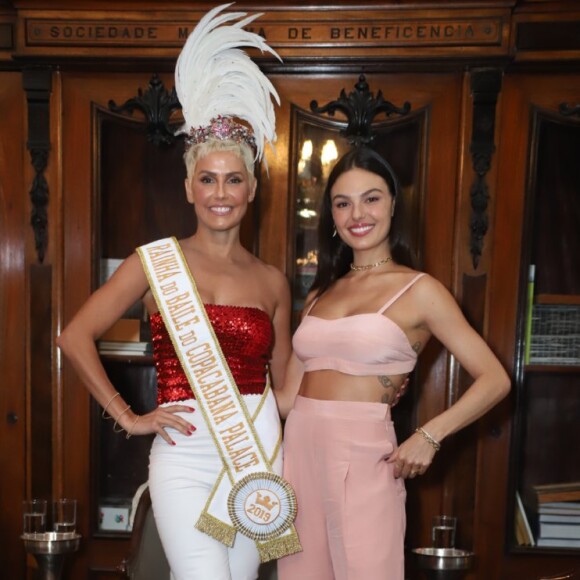 Deborah Secco e Isis Valverde, rainhas de 2019 e 2018 do baile do Copacabana Palace, posam juntas