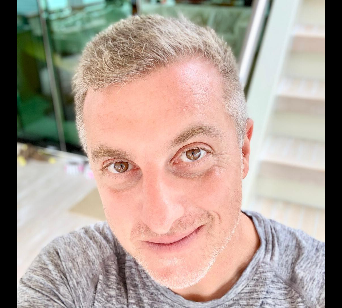 Foto: Luciano Huck ganhou elogios na web após tirar barba e postar foto