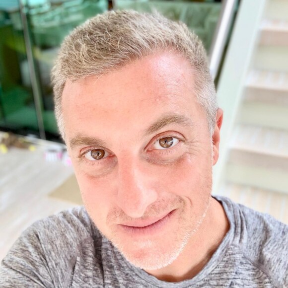 Luciano Huck ganhou elogios na web após tirar barba e postar foto no Instagram
