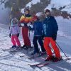 Angélica postou foto esquiando com os filhos, Joaquim, Eva e Benício, em viagem