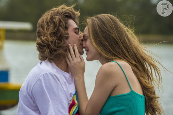 Manu (Isabelle Drummond) beija João (Rafael Vitti) nos próximos capítulos da novela 'Verão 90': 'Tenho sangue de Lidi Pantera (Claudia Raia)'