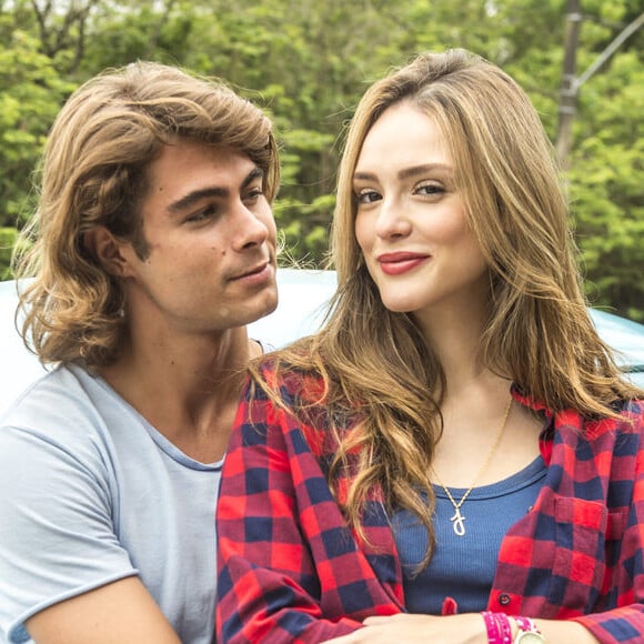 João (Rafael Vitti) e Manu (Isabelle Drummond) se abraçam após Nicole (Bárbara França) roubar beijo do rapaz nos próximos capítulos da novela 'Verão 90': 'Chega aqui, panterinha!'