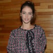 Laura Neiva elege look total tweed da Chanel ao prestigiar Chay Suede no cinema