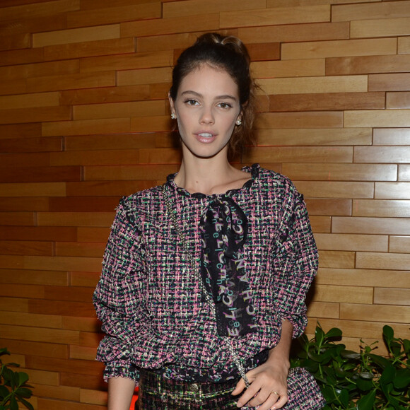 Laura Neiva elege look total tweed ao prestigiar evento em São Paulo