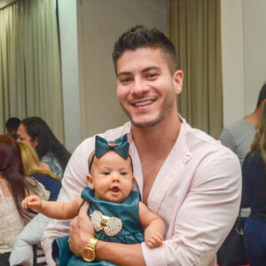 Arthur Aguiar posou com a filha, Sophia, de 3 meses, no colo em evento promovido pela mulher, Mayra Cardi