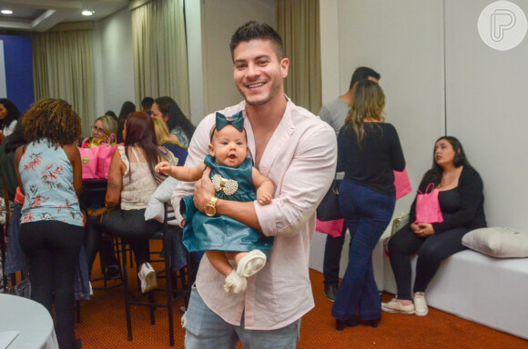 Arthur Aguiar posou com a filha, Sophia, de 3 meses, no colo em evento promovido pela mulher, Mayra Cardi