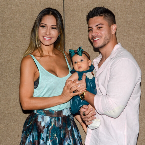 Filha de Mayra Cardi e Arthur Aguiar roubou a cena em evento com os pais famosos