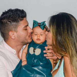 Mayra Cardi e Arthur Aguiar enchem a filha, Sophia, de beijos