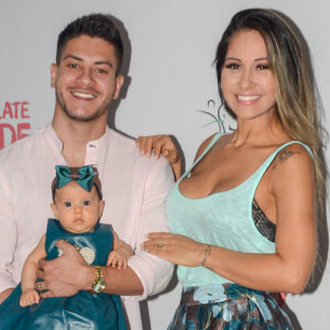 Filha de Mayra Cardi e Arthur Aguiar acompanha pais em evento nesta quinta-feira, dia 07 de fevereiro de 2019