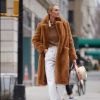 Moda de rua na NYFW: a modelo Candice Swanepoel após o desfile de Primavera / Verão de Ralph Lauren
