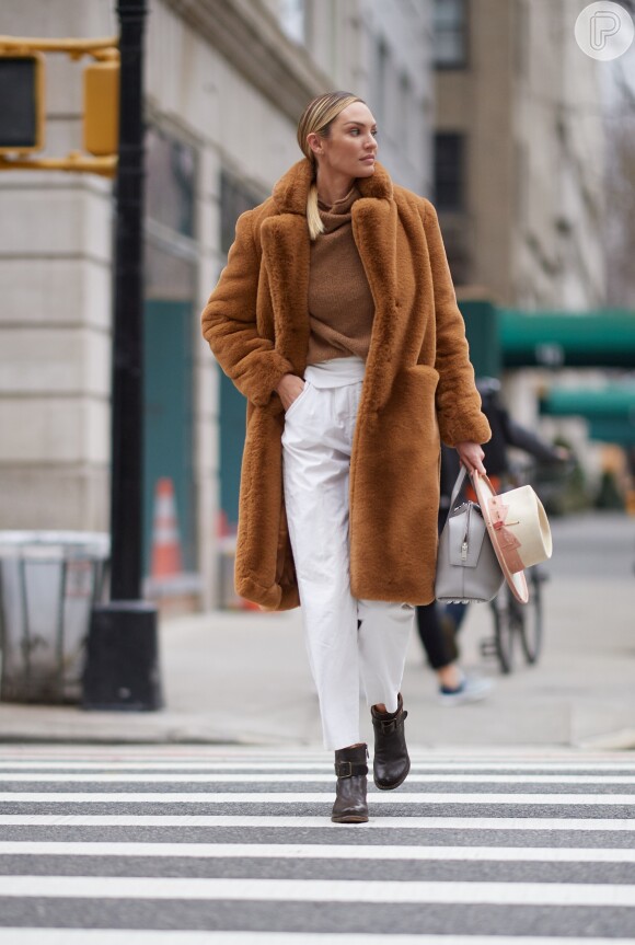 Moda de rua na NYFW: a modelo Candice Swanepoel após o desfile de Primavera / Verão de Ralph Lauren