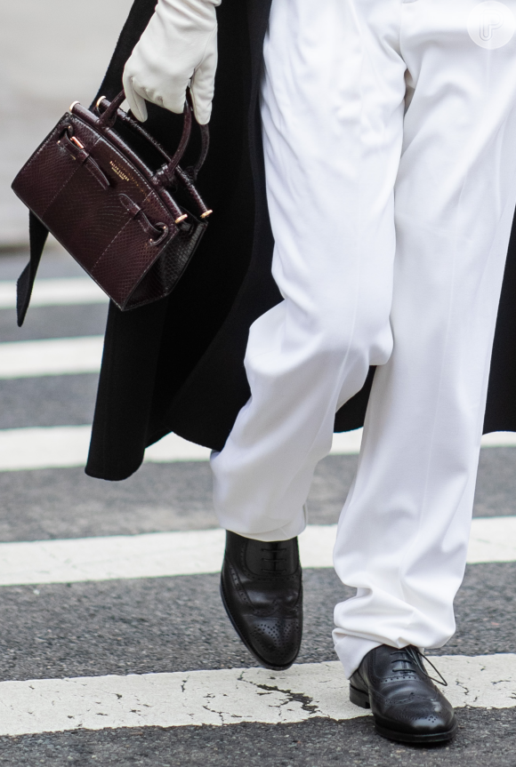 No detalhe: Caroline Daur usa calça branca + sapato oxford preto