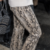 No detalhe: Bella Hadid combinou calça em animal print + tênis