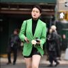 Tendências de moda de Nova York: blazer + bermuda ciclista + botas de cano alto