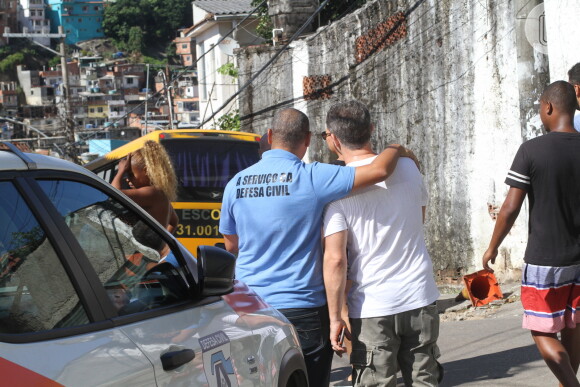 Luciano Huck posa com funcionário da Defesa Civil do Rio de Janeiro