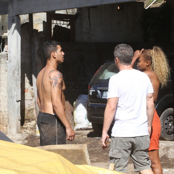 Luciano Huck conversou com moradores do Vidigal durante a visita