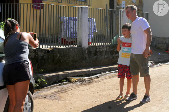 Luciano Huck posou com criança durante a visita solidária ao Vidigal