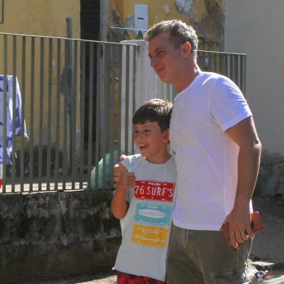 Luciano Huck posou com criança durante a visita solidária ao Vidigal