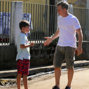 Luciano Huck caminhou pelo Vidigal e ouviu os relatos de quem foi atingido pela chuva na comunidade
