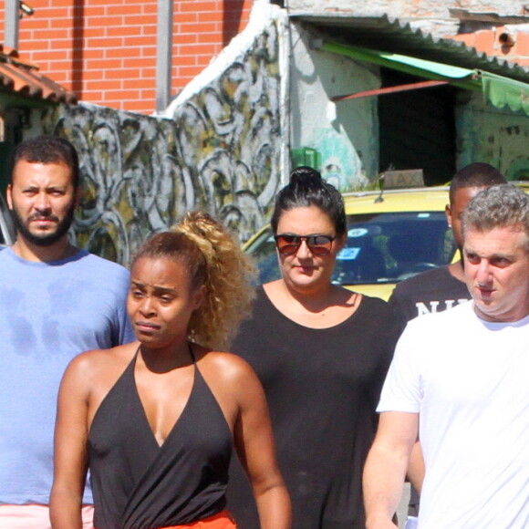 Luciano Huck se solidarizou com as famílias afetadas pela chuva no Vidigal, no Rio de Janeiro