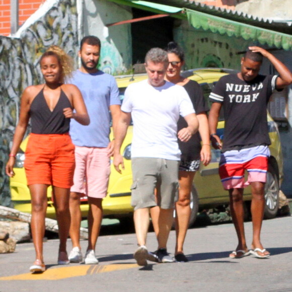Luciano Huck visita casas afetadas pela chuva no Vidigal com Roberta Rodrigues e Jonathan Azevedo neste sábado, dia 09 de fevereiro de 2019