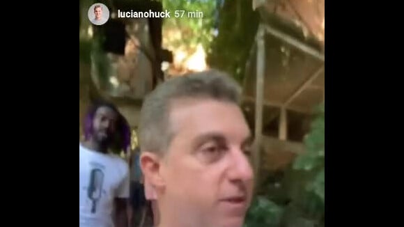 Luciano Huck visitou casas atingidas pela tempestade e conversou com moradores no Vidigal