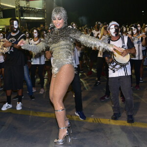 Neste sábado, 9 de fevereiro de 2019, Sabrina Sato cruzou a avenida no ensaio da Gaviões da Fiel, em São Paulo