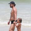 Marcelo Serrado curte dia de calor na praia com a família