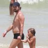 Marcelo Serrado caminha com o filho na praia