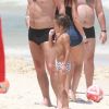 Marcelo Serrado se diverte com os filhos em praia carioca