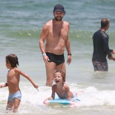 Marcelo Serrado se diverte na praia com os filhos gêmeos