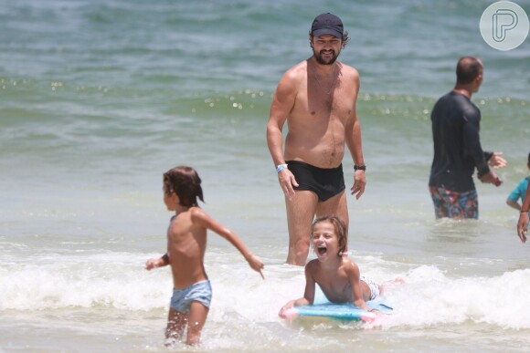 Marcelo Serrado se diverte na praia com os filhos gêmeos
