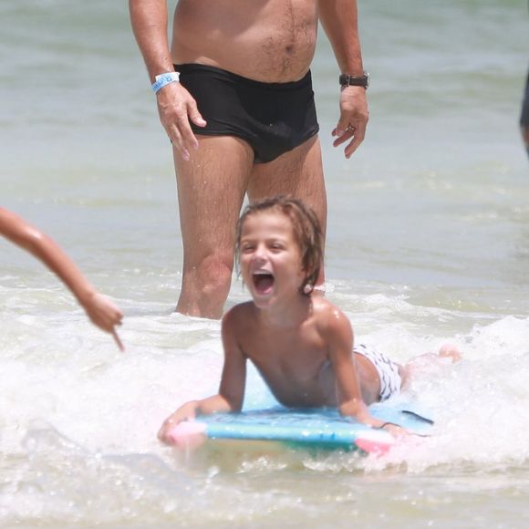 Marcelo Serrado se diverte na praia com os filhos gêmeos
