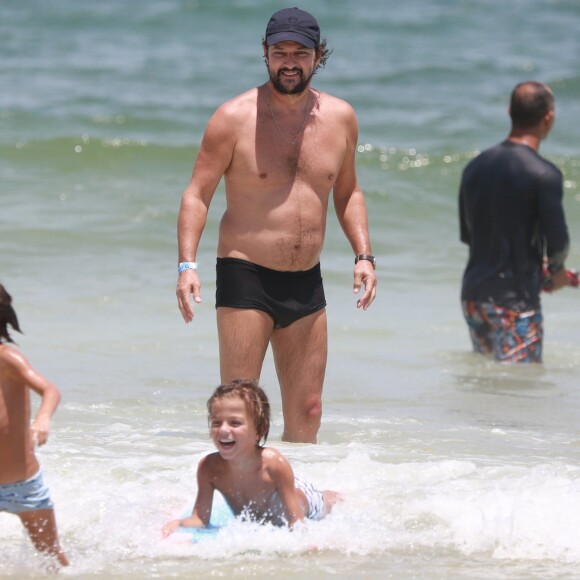 Marcelo Serrado brinca com os filhos na praia da Barra da Tijuca, no Rio de Janeiro