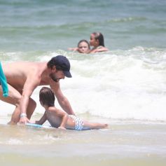 Marcelo Serrado ensina o filho a surfar