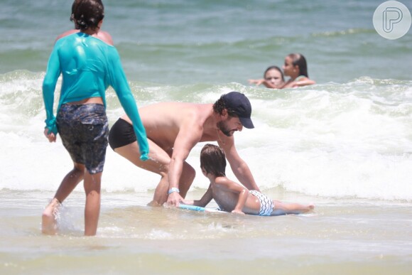 Marcelo Serrado ensina o filho a surfar