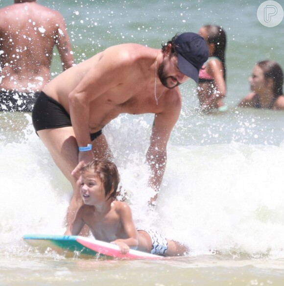 Marcelo Serrado é fotografado na praia da Barra da Tijuca, no Rio de Janeiro, em 10 de fevereiro de 2019