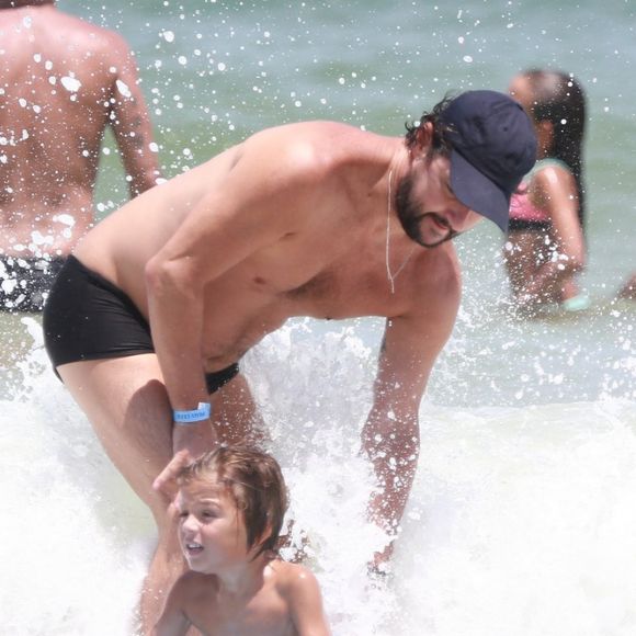 Marcelo Serrado é fotografado na praia da Barra da Tijuca, no Rio de Janeiro, em 10 de fevereiro de 2019