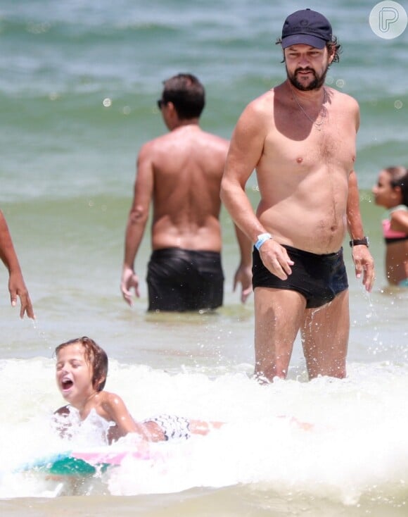 Marcelo Serrado é fotografado em praia carioca com os filhos