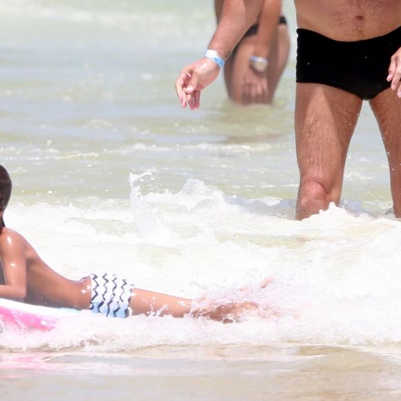 Marcelo Serrado curte dia de folga com os filhos na praia