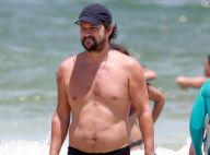 Marcelo Serrado faz aniversário e curte dia de sol com os filhos na praia