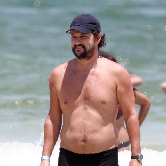 Marcelo Serrado é fotografado na praia da Barra da Tijuca, no Rio de Janeiro, em 10 de fevereiro de 2019