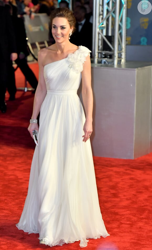 Kate Middleton usou vestido branco plissado assinado por Alexander no BAFTA 2019