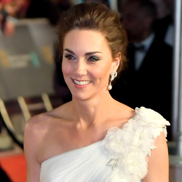 Kate Middleton usou vestido branco plissado assinado por Alexander no BAFTA 2019