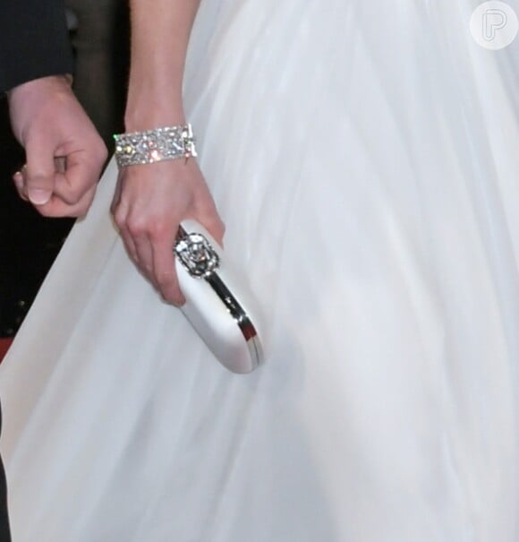 Kate Middleton apostou em acessórios metalizados em premiação