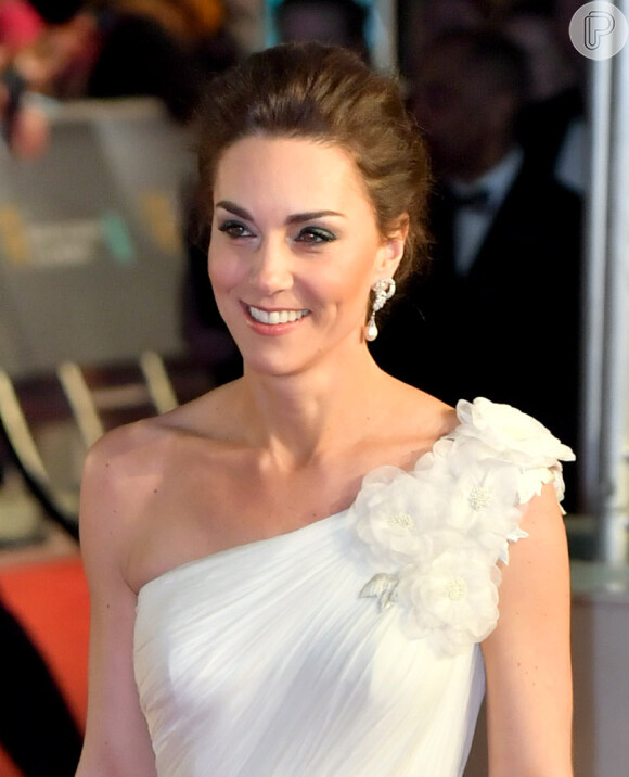 Kate Middleton elegeu par de brincos, modelo gota de pérolas e diamantes, da falecida princesa Diana