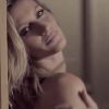 Gisele Bündchen posa sensual para promover sua marca de lingerie