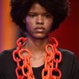 Bijous das semanas de moda nacionais: colar gigante no look do desfile Sindijoias, no Minas Trend