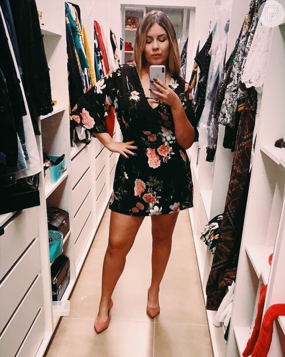 Marília Mendonça posou em closet com vestido curtinho