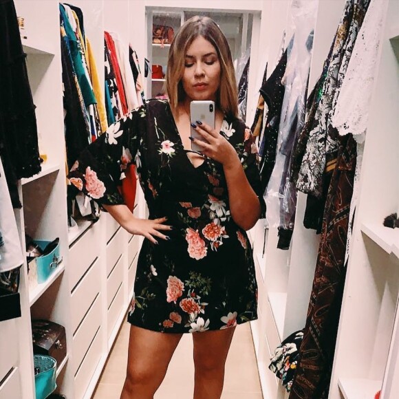 Marília Mendonça posou em closet com vestido curtinho